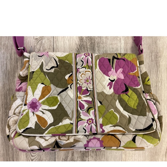 Vera Bradley Messenger Diaper Bag With Changing Pad - Picture 4 of 11